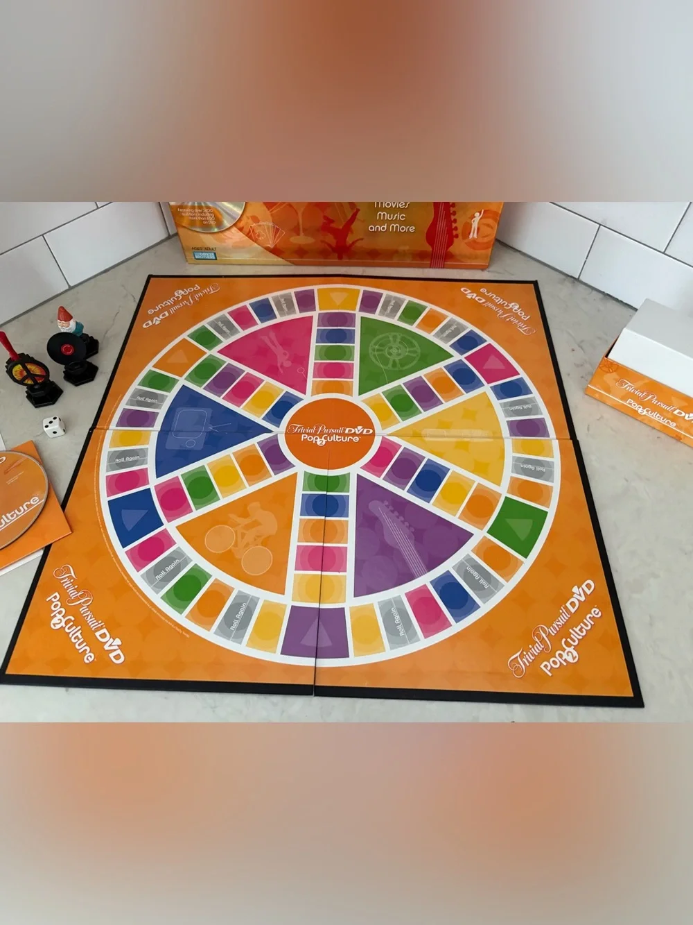 Trivial Pursuit DVD Pop Culture 2 Board Game Parker Brothers Complete w/DVD